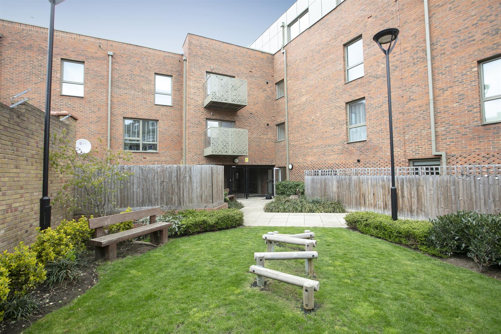 Flat - Purpose Built For Sale in Benhill Road, Camberwell, SE5 928 view5