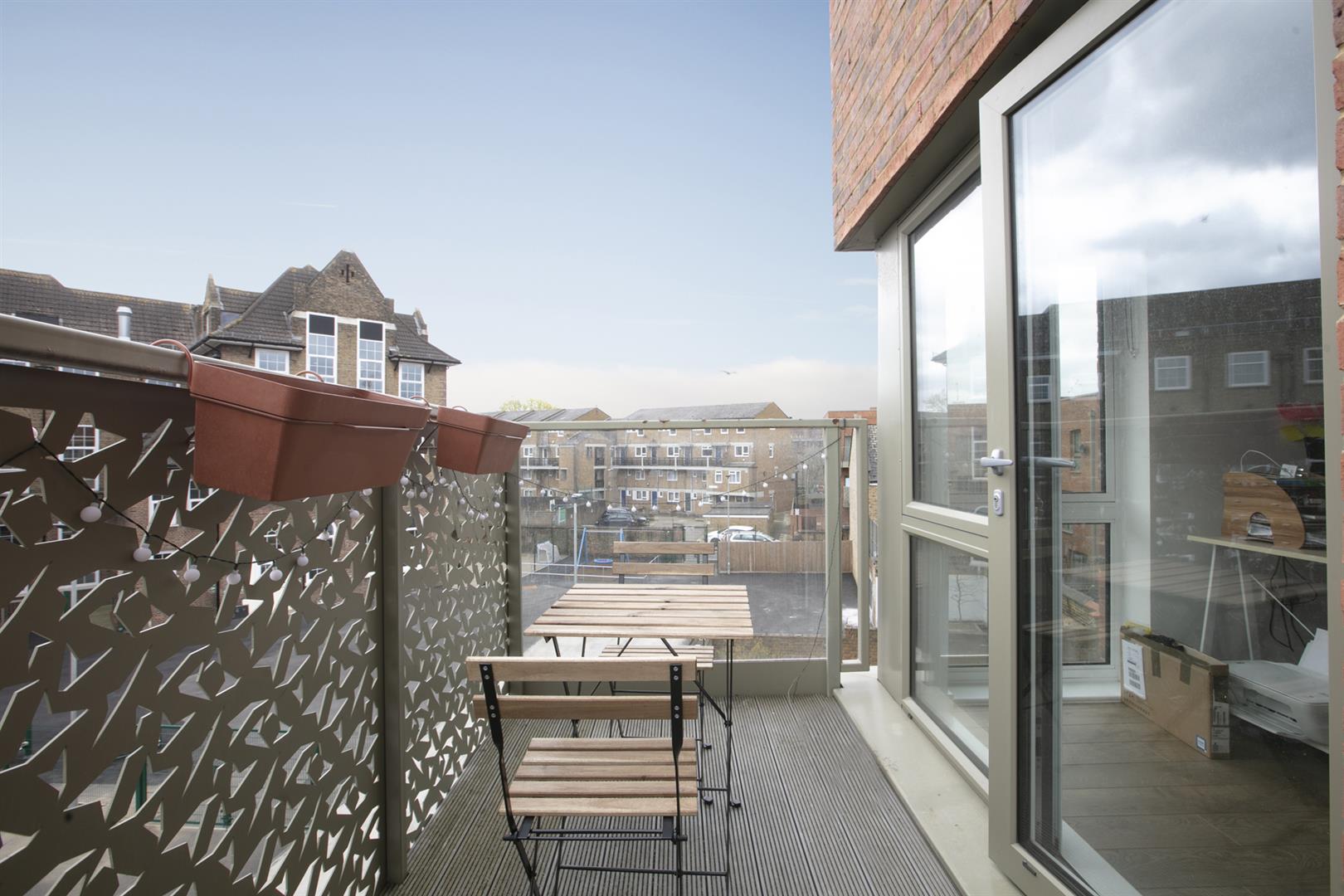 Flat - Purpose Built For Sale in Benhill Road, Camberwell, SE5 928 view2