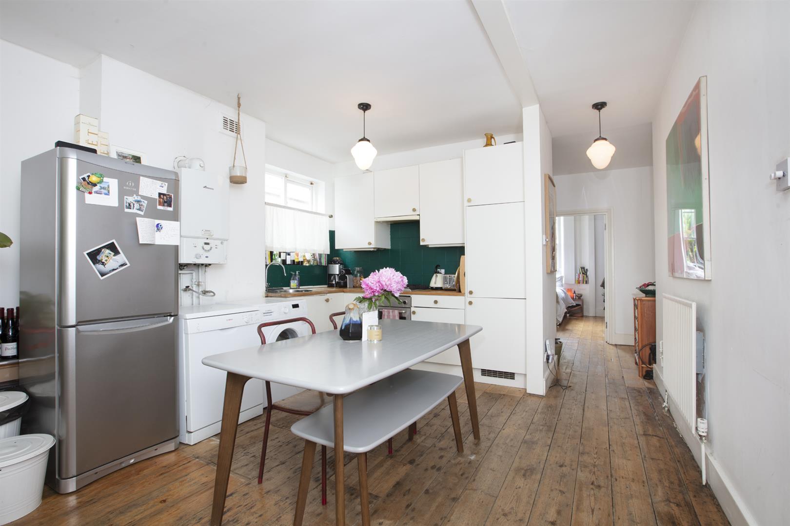 Flat - Conversion Under Offer in Benhill Road, Camberwell, SE5 960 view5