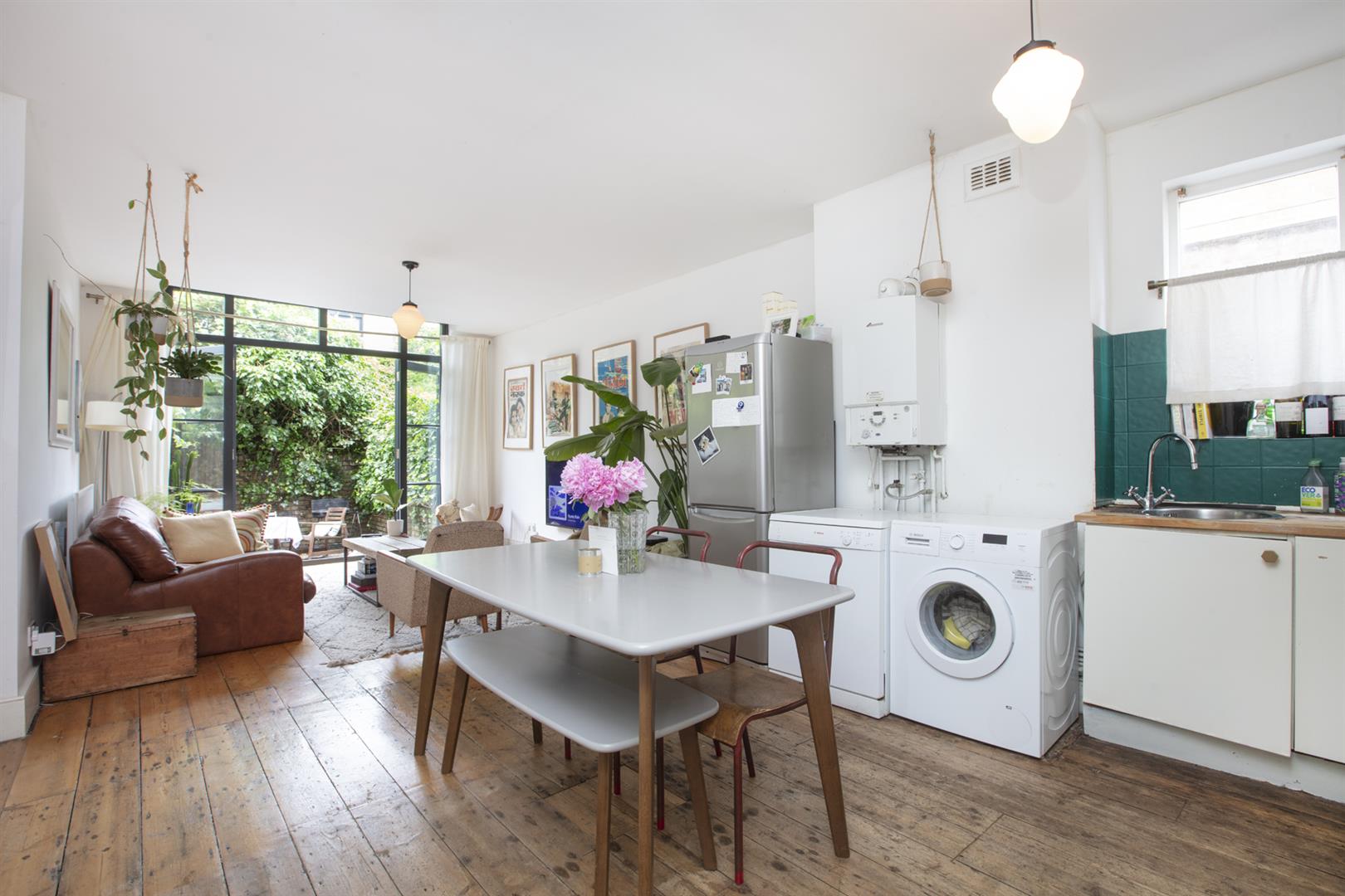 Flat - Conversion Under Offer in Benhill Road, Camberwell, SE5 960 view2