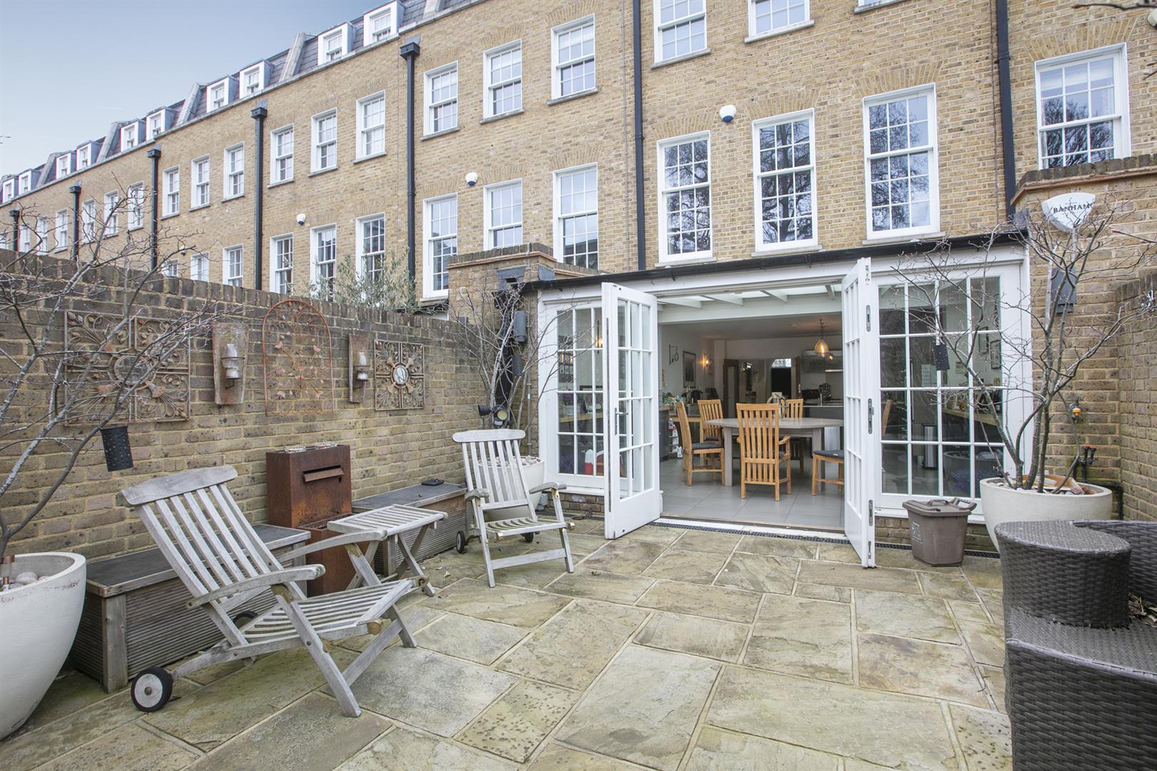 House - Terraced For Sale in Camberwell Grove, Camberwell, SE5 1058 view6