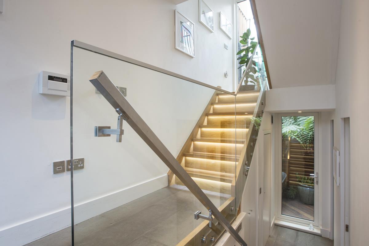 3 Bedroom House Available For Sale In In London Wooster Stock