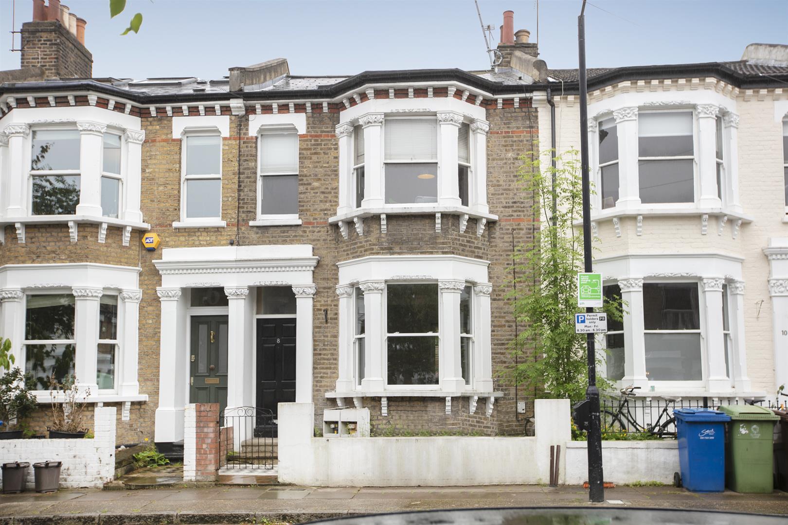 Flat - Conversion For Sale in Gairloch Road, Camberwell, SE5 956 view1