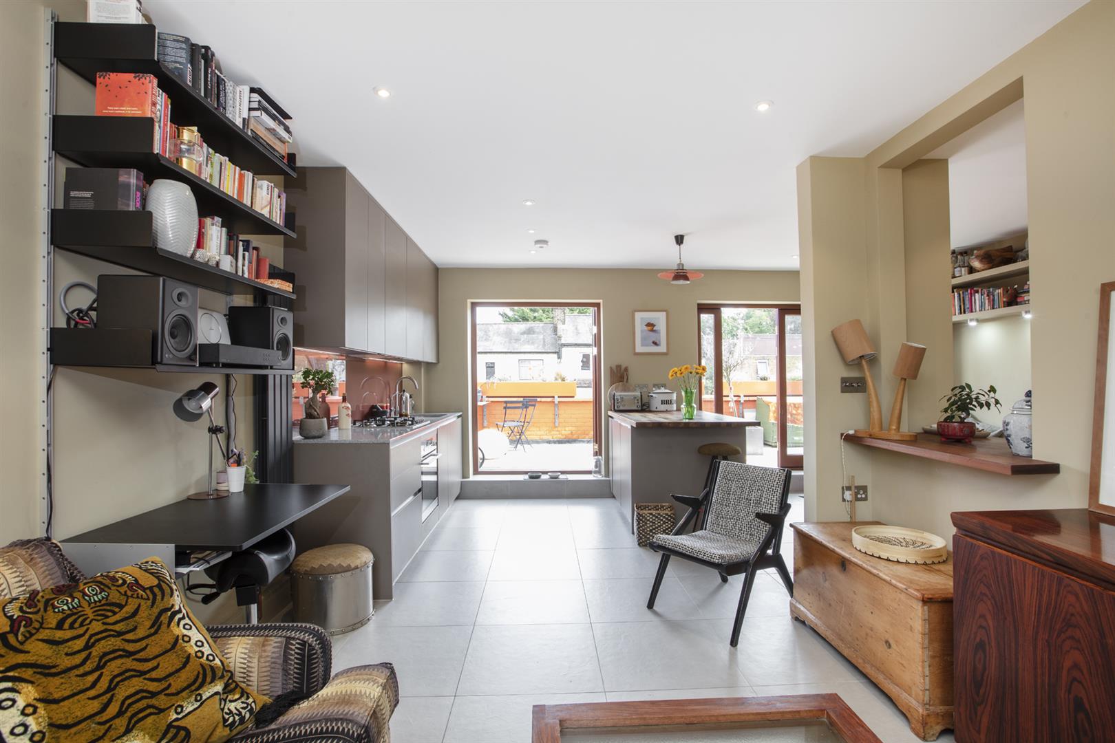 Flat - Purpose Built Sold in Gibbon Road, Nunhead, SE15 996 view3