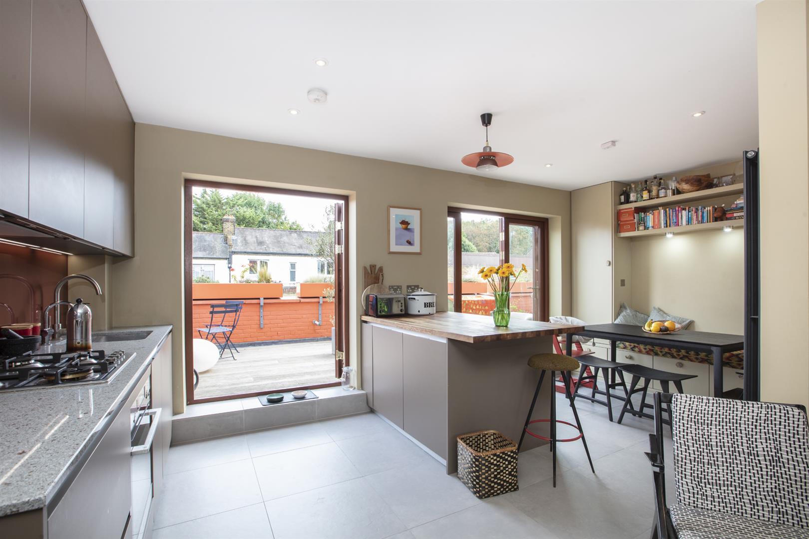 Flat - Purpose Built Sold in Gibbon Road, Nunhead, SE15 996 view6