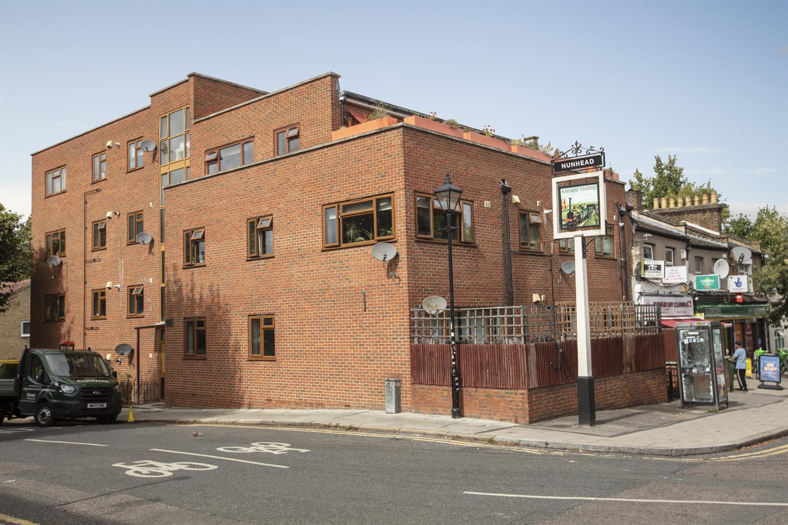 Flat - Purpose Built Sold in Gibbon Road, Nunhead, SE15 996 view1