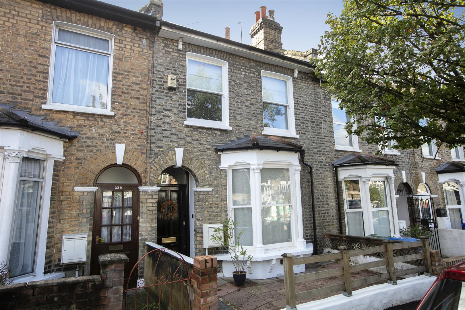 House - Terraced For Sale in Hollydale Road, Nunhead, SE15 1157 view2