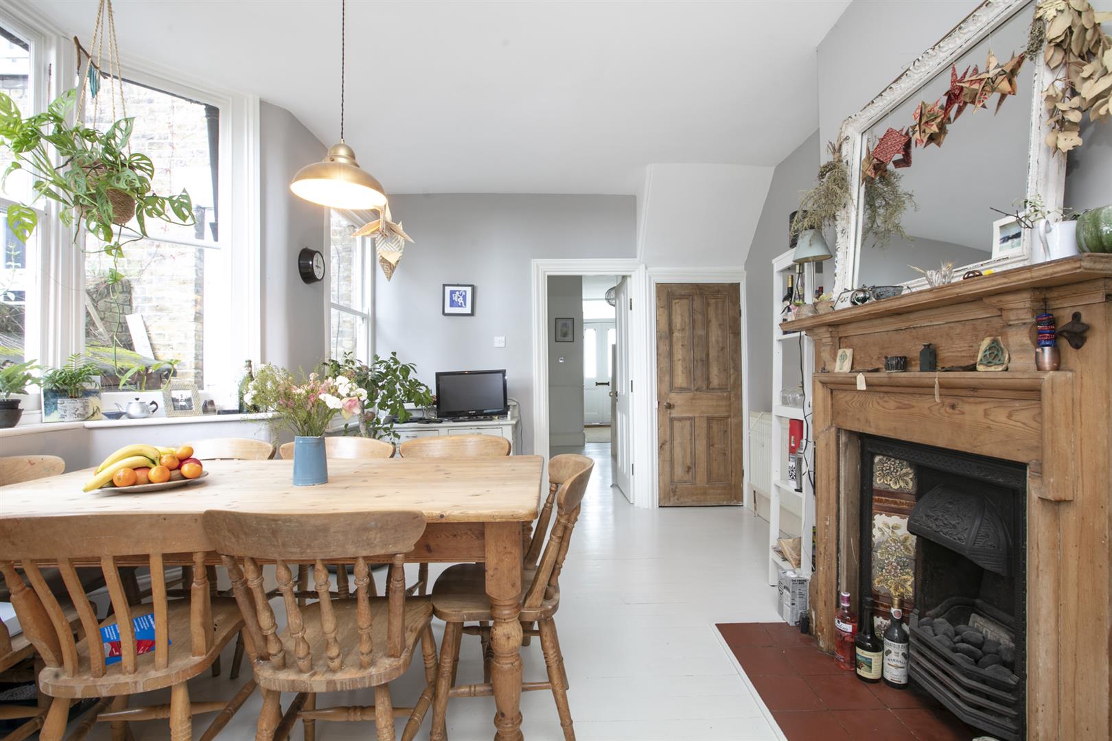 House - Terraced Under Offer in Ivydale Road, Nunhead, SE15 930 view5