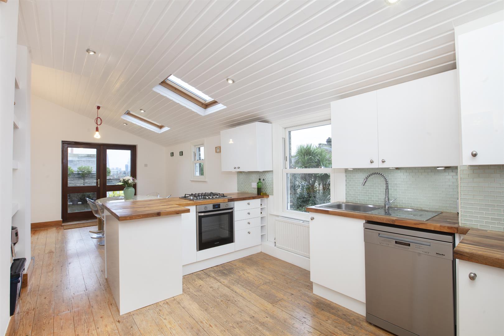 House - Terraced For Sale in Lyndhurst Grove, Peckham, SE15 1031 view3