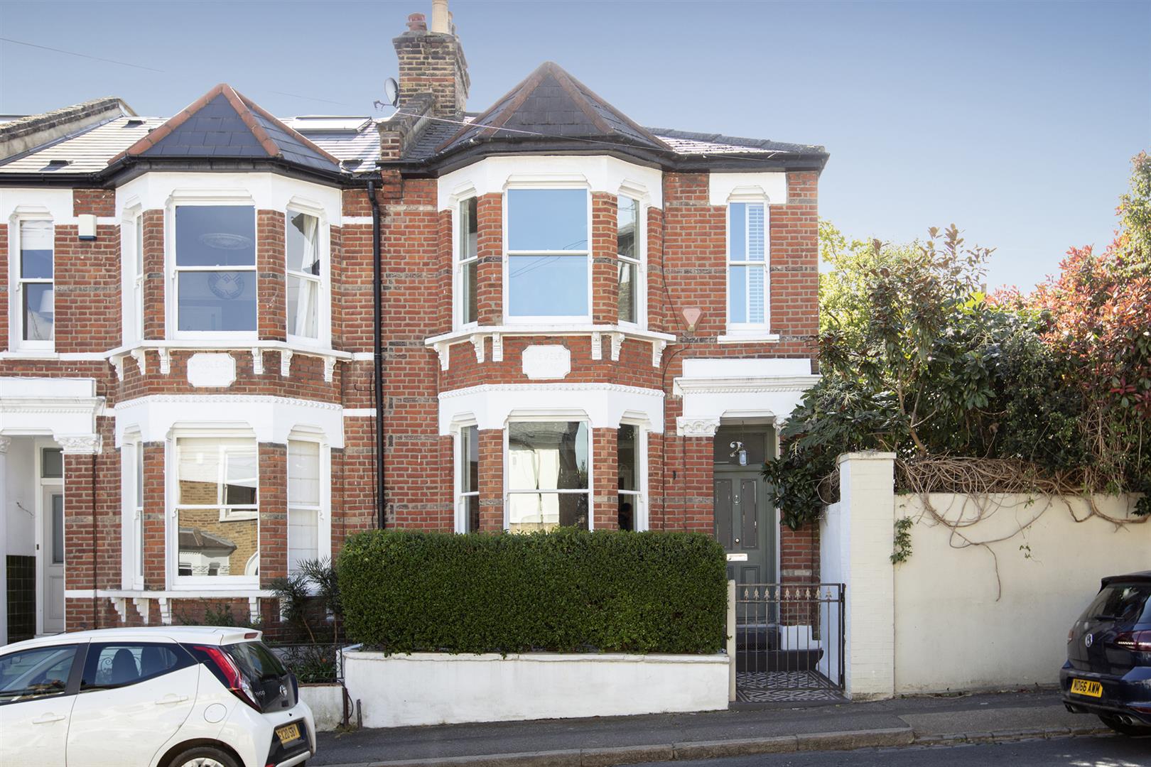 House - End Terrace Under Offer in Malfort Road, Camberwell, SE5 931 view1