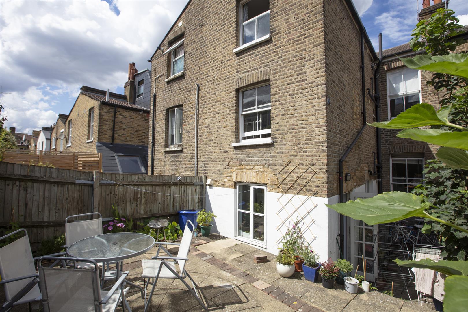 House - Terraced Under Offer in Oswyth Road, Camberwell, SE5 945 view14
