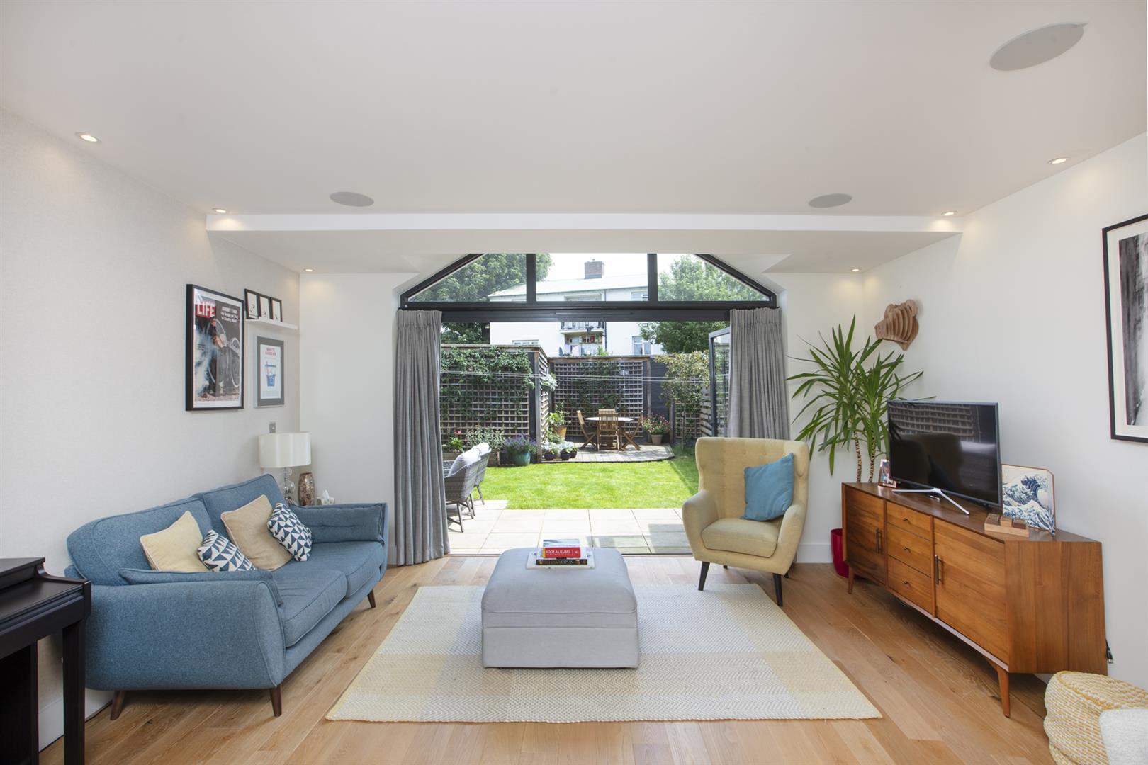 House - Mews Sold in Saskia Mews, Peckham, SE15 850 view3
