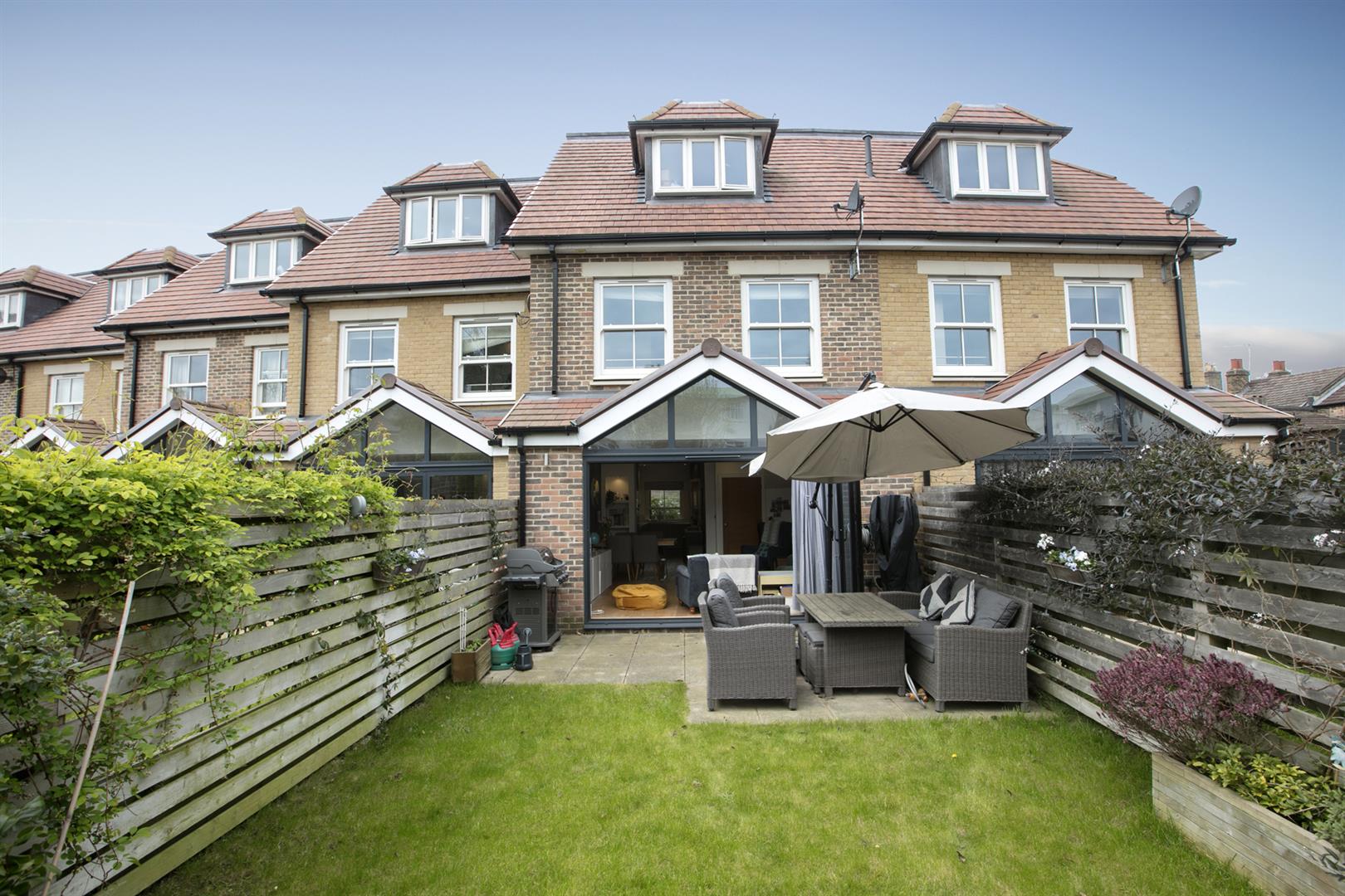 House - Terraced For Sale in Saskia Mews, Peckham, SE15 933 view8